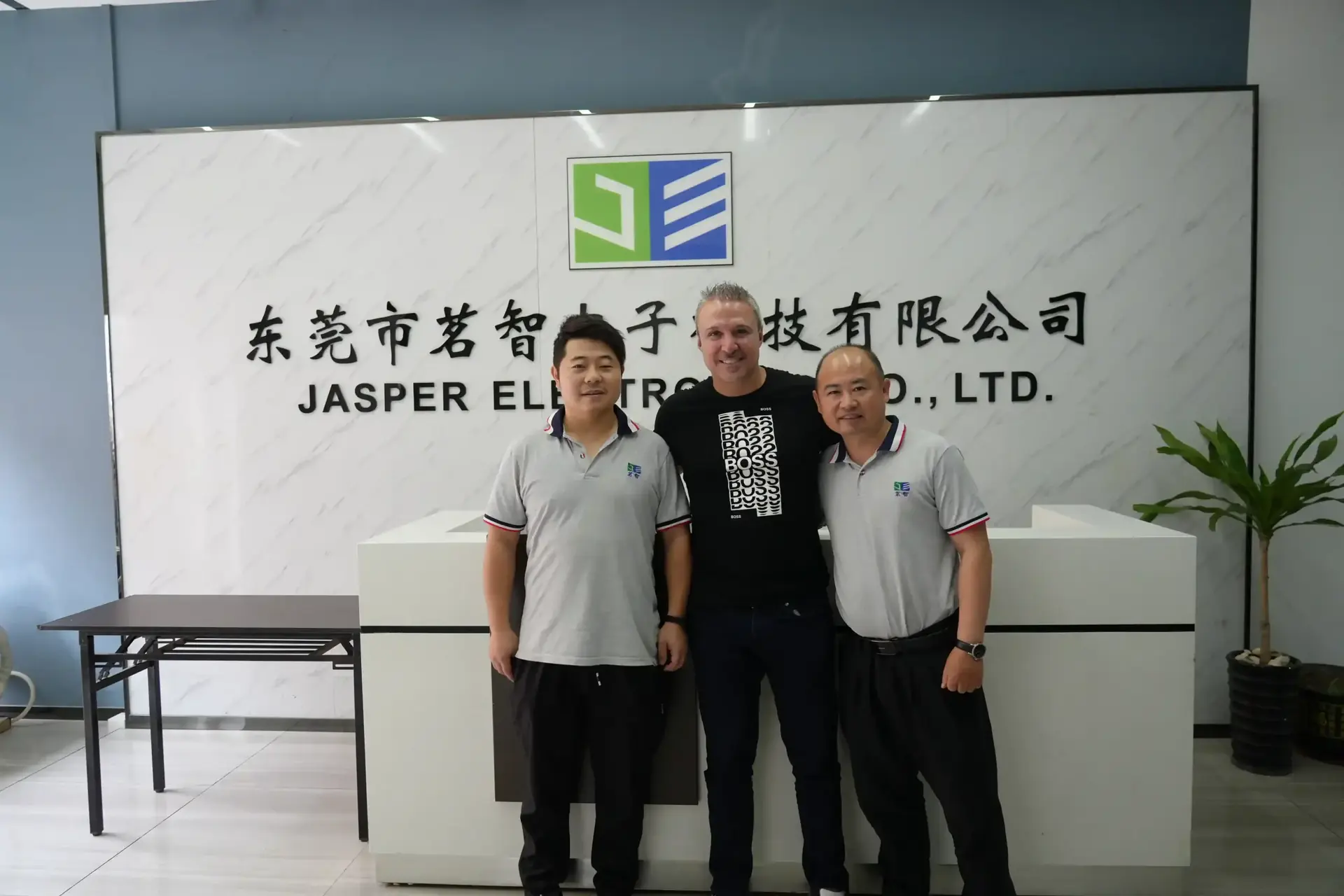 Équipe JASPER et clients allemands à l'entrée de l'entreprise