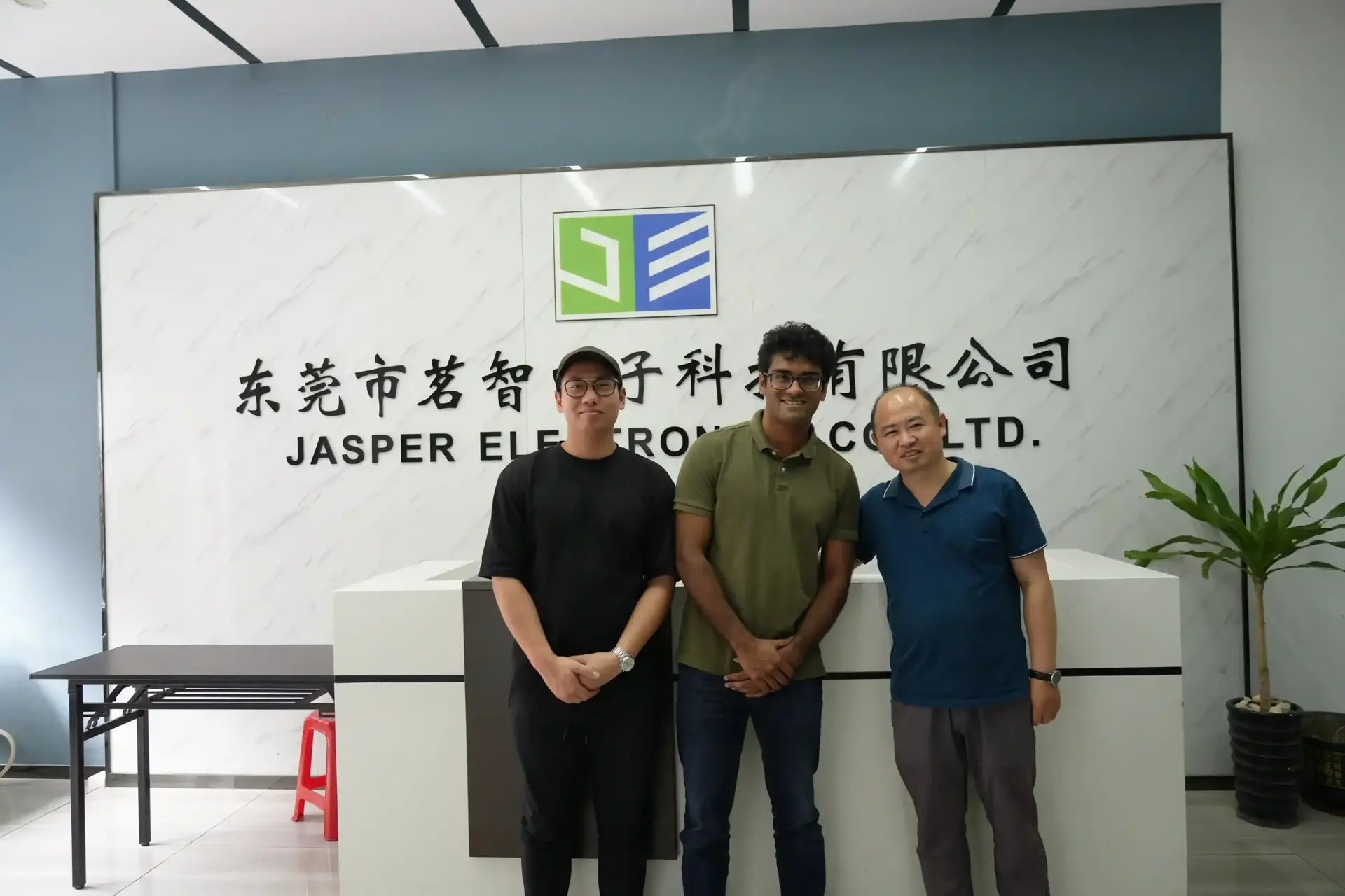 Équipe JASPER avec des clients d'Inde lors d'une visite de l'entreprise