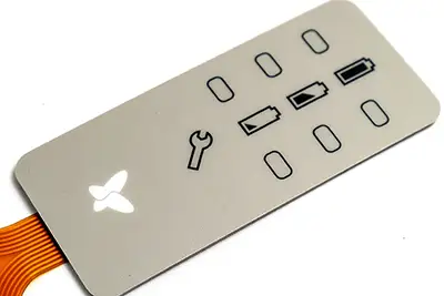 Panel de membrana gris con ventanas indicadoras apagadas, símbolos impresos y cola flexible