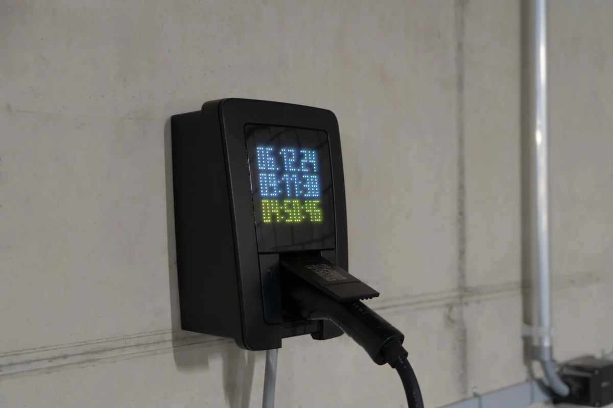 点灯した状態表示と充電ケーブルを備えた壁掛け型EV充電器
