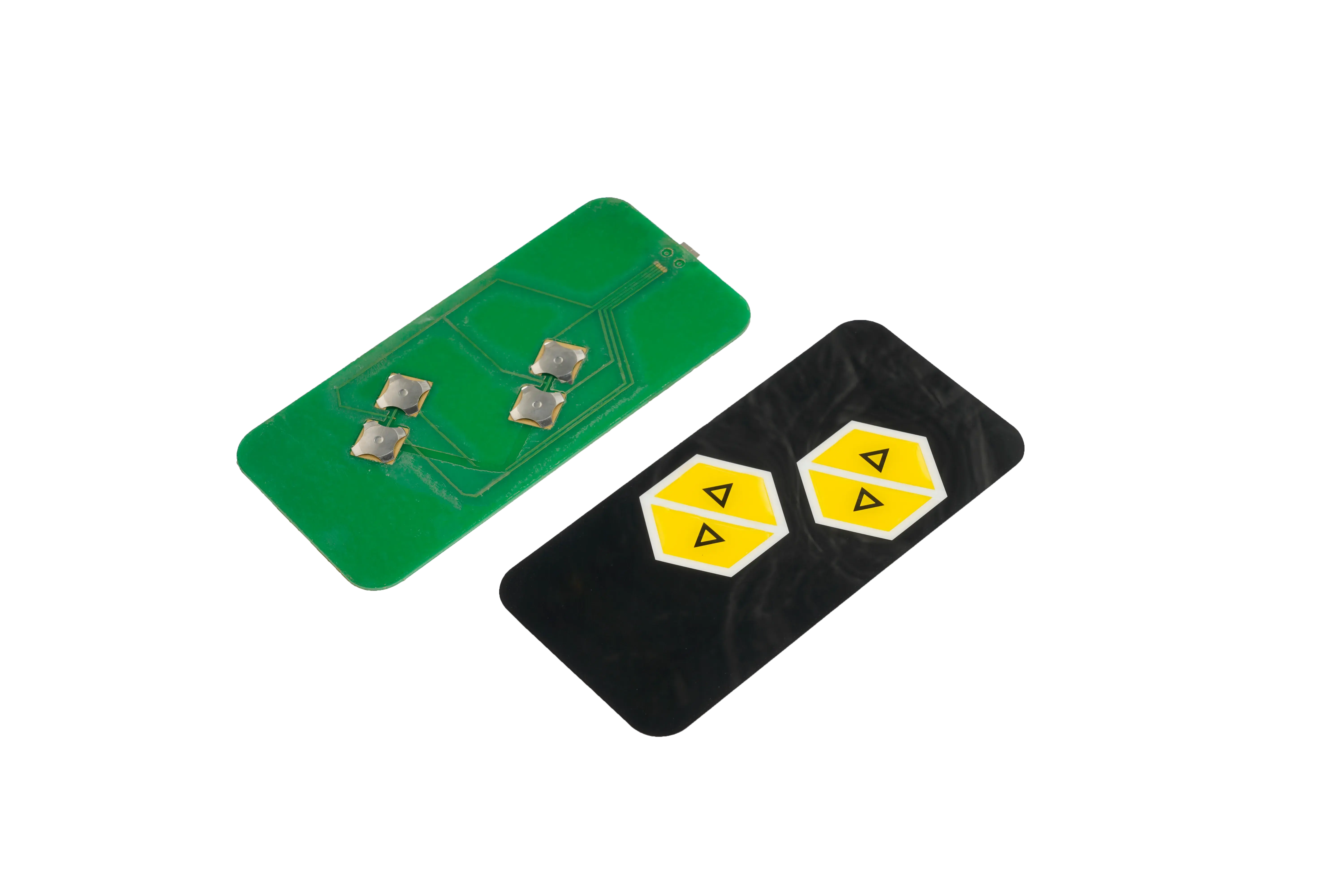 Teclado sobre placa de circuito verde junto a una capa frontal negra impresa con tres teclas