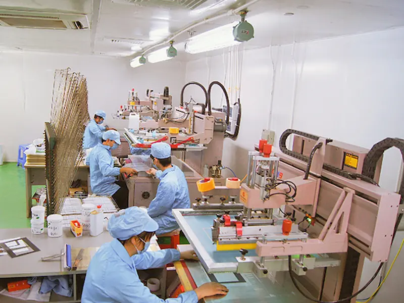 Área de producción de sala limpia de JASPER para impresión, laminación y montaje de interruptores de membrana