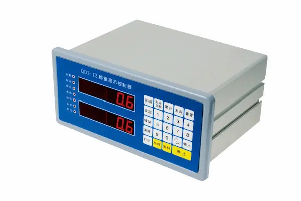 フラットキーパッドとデジタル読み取り装置を備えた産業用機器