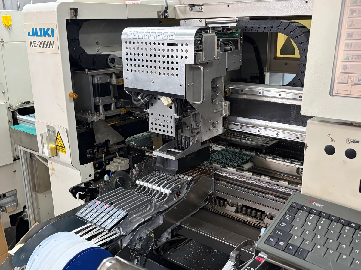 SMT placement machine with component feeders and a PCB panel