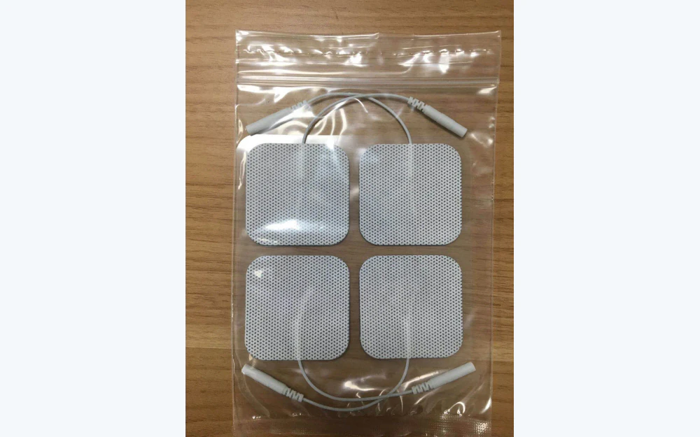 Cuatro electrodos con cable sellados en un envase individual transparente