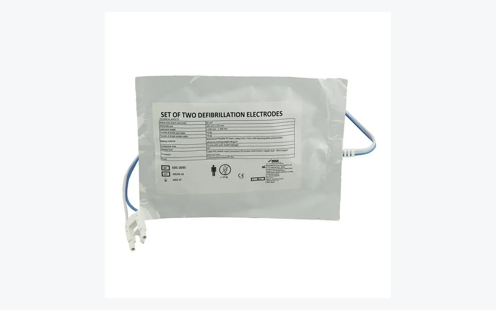 Bolsa sellada de electrodos de desfibrilación con su etiqueta original, cable y conector