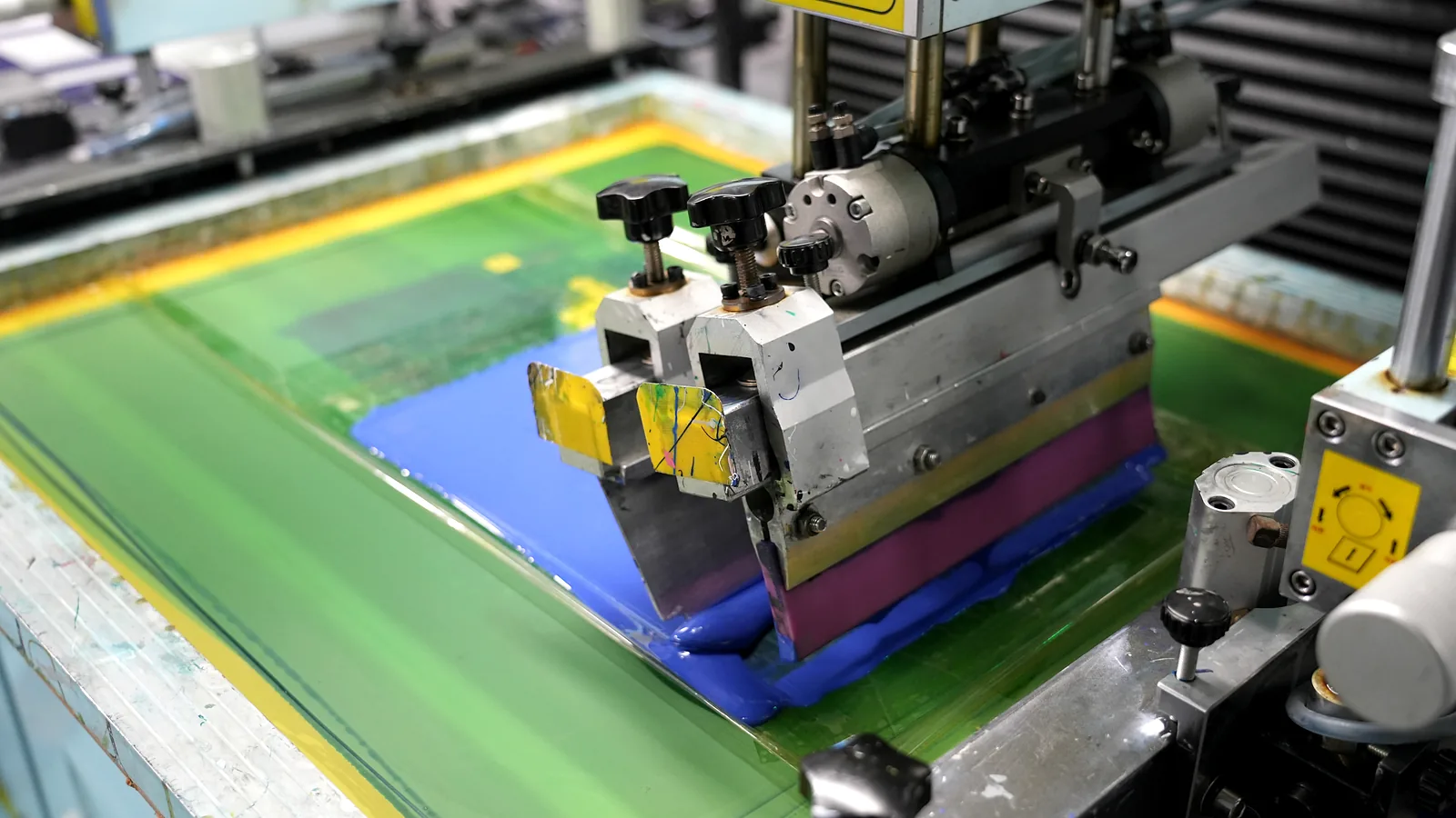 Automatic screen-printing equipment producing printed interface layers